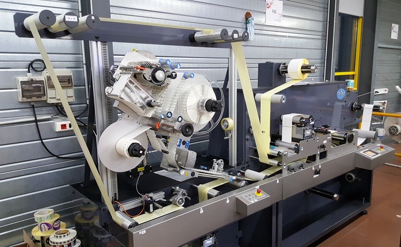 Machine industrielle STRATUS PACKAGING dédiée à l’insertion et à l’application de tags RF et RFID sur des étiquettes adhésives et emballages pour la traçabilité et l’anti-vol.